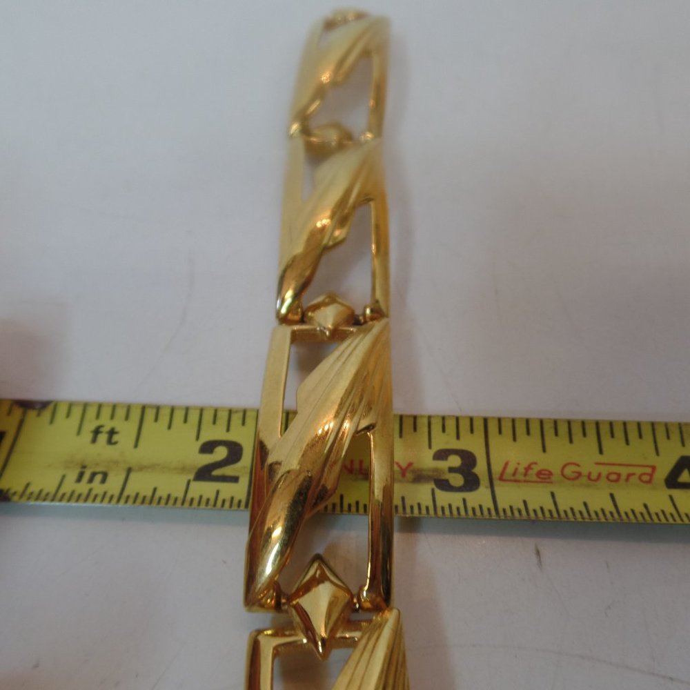 Vintage Monet Bracelet Gold Tone Links Leaf Design Cutouts 7" Fold Over Clasp - Picture 10 of 10